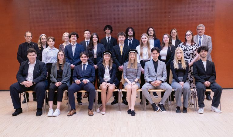 <strong>BG Feldkirch Rebberggasse, 8a: </strong>1. Reihe (v. l.): Matteo Unger, Lina Zumtobel**, Jakob Sonderegger, Olga Mikutina*, Alexa Amon, Mert Gümrükcü, Kristina Lins, Kubilay Sen; 2. Reihe (v. l.): Emily Steber*, Nicolas Ströhle, Britta Kling, Tobias Nestle**, Darija Kocic, Alicia Schönherr**, Mihaela Pal*; 3. Reihe (v. l.): Mag. Markus Rainer, Laura Peppinghaus*, Mia Koholzer, Georg Winkler*, Enes Pala**, Niklas Loacker, Kevin Breuß*, Patricia Palesova**, Dir. Mag. Christoph Prugger.