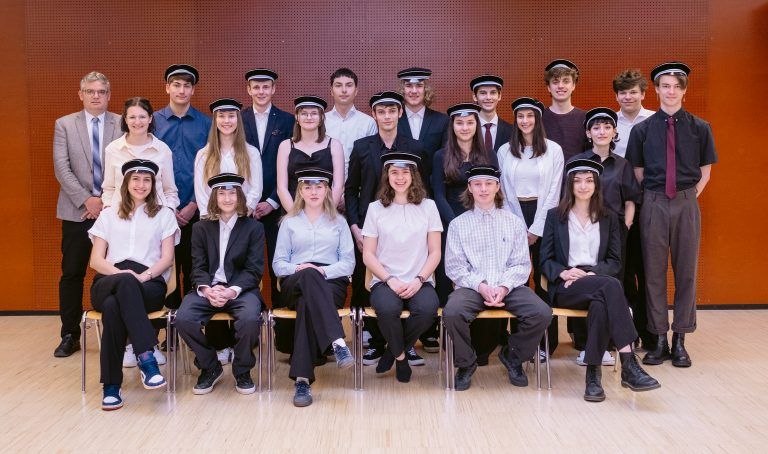 <strong>BG Feldkirch Rebberggasse, 8b:</strong> 1. Reihe (v. l.): Sarah Widemschek**, David Waldbach, Marie Schnegg*, Pauline Ender**, Linus Höfl, Mona Ettefagh**; 2. Reihe (v. l.): Mag. Sanja Pintaric, Mona Braun**, Kimberly Gantner*, Lennox Schalk, Melanie Rauch, Luisa Entner, Sophie Tröbinger*, Daniel Andres**; 3. Reihe (v. l.): Dir. Mag. Christoph Prugger, Maximilian Maier**, Niklas Reiner, Laurin Vonier, Emil Jakobs, Vsevolod Brezytskyi*, Luca Stierand**, Jakob Oberndorfer**.