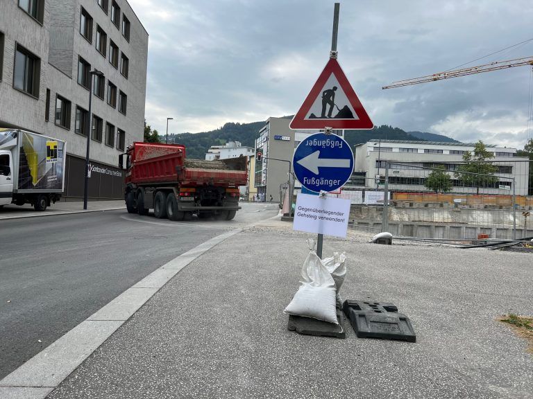 Blick vom Bahnhof kommend: Fußgänger müssen wegen der Baustelle die Straßenseite wechseln. Auf der anderen Seite gibt es aber keine Querung über die Stadtstraße.