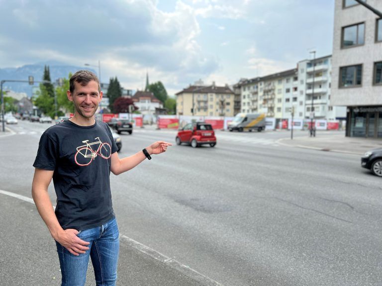 Der Dornbirner Kinderarzt Martin Mäser wünscht sich einen Schutzweg nördlich der Kreuzung Kreuzgasse/Stadtstraße. <span class="copyright">VN-pes</span>