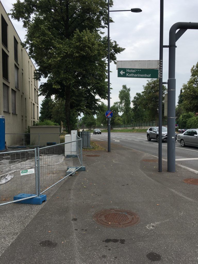 Hier endet der Radweg Richtung Schwefel. Weiter geht er auf der anderen Straßenseite, dafür muss man aber über drei Ampeln. <span class="copyright">Mäser</span>