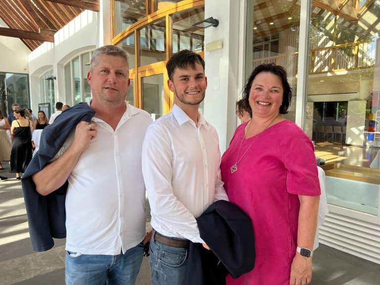 Manuel Feurstein mit Mama Claudia und Papa Michael.