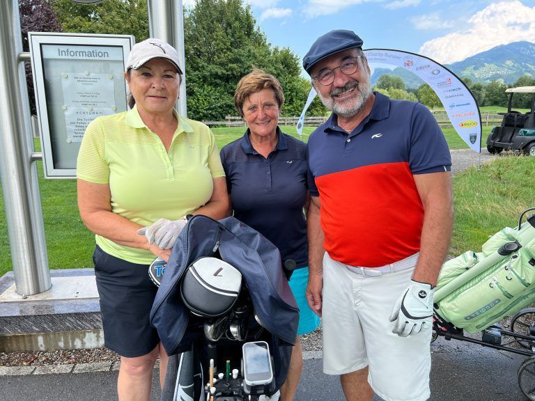 Maria Ellensohn (l.) sowie Netto-Siegerin Anna Oberluggauer und Reinhard Perzi.