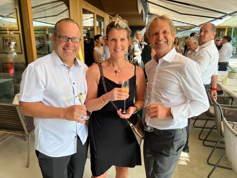 Markus und Silke Jenni (l.) sowie Walter Maurer in Festlaune.