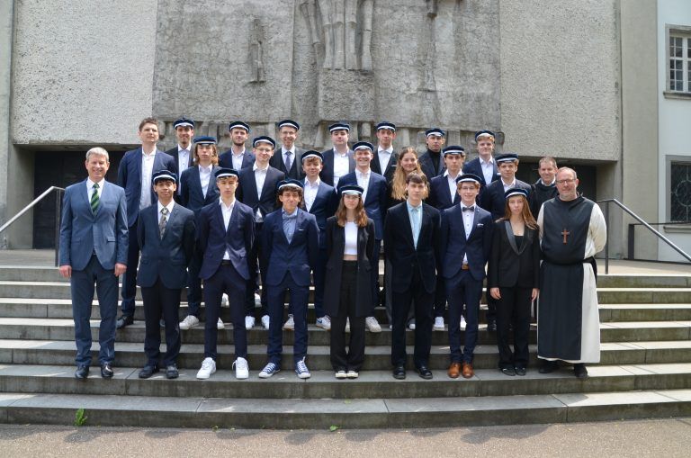 <strong>Privatgymnasium Mehrerau, 8. Klasse:</strong> 1. Reihe (v. l.): Dir. Mag. Christian Kusche, Kenneth De Leon*, Florian Steurer-Wieser, Sinan Kücük**, Chiara Geisler, Vincent Davis, David Hagspiel**, Johanna Albrecht**, Abt Vinzenz Wohlwend; 2. Reihe (v. l.): KV Andreas Schönmetzler, Mario Tomasini, Jan Kikelj, Felix Rollinger*, Philipp Schneider, Lea Grabher, Anton Tschol, Simon Rehm**, Frater Subprior Josua Breton; 3. Reihe (v. l.): Daniel Ruess, Paul Riedlinger**, Josef Klösch**, Moritz Weber, Paul Marte, Moritz Raich, Jakob Mall; nicht auf dem Bild: Yannik Möller, Alexander Vonach**.