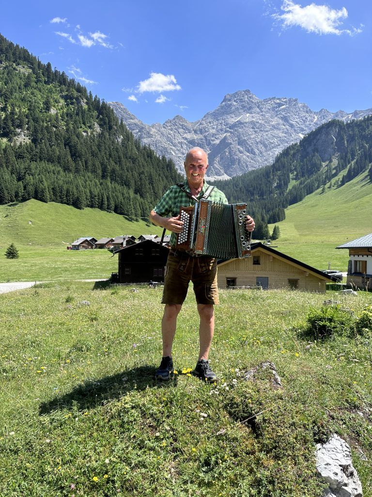 Musikant Gebi Rainer sorgte mit der Ziehharmonika und lustigen Geschichten für gute Stimmung bei den Teilnehmern.