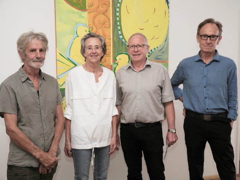 Künstlerin Grete Scherl-Neyer mit Bildungshausleiter Christian Kopf (2.v.re.) und Kurator Hannes Ludescher sowie Vernissageredner Bruno Winkler bei der Ausstellungseröffnung. <span class="copyright">SIE</span>