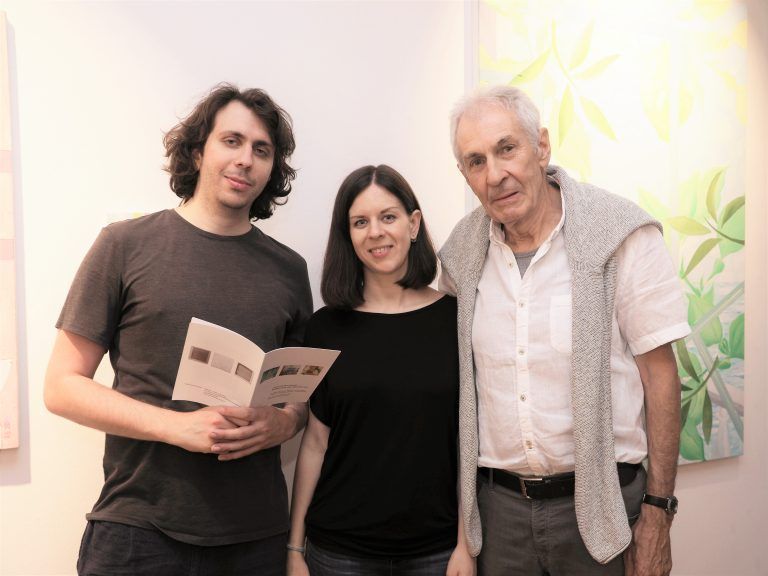 Unter den Vernissage-Besuchern: Daniel, Sophia und Werner Scherl.