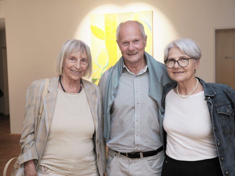 Ehemaliger Schulleiter Walter Reis mit Ilse und Alice Vogl (l.)