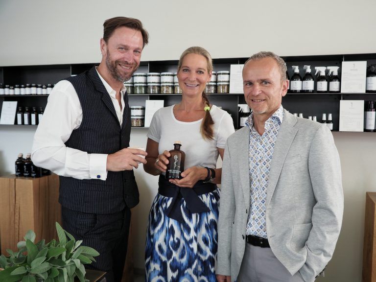 Eigentümerin Jutte Kolesa-Natter (Stadtapotheke Dornbirn) mit Saint-Charles-Gründer Alexander Ehrmann (l.) und Geschäftspartner Richard König bei der Store-Eröffnung. <span class="copyright">sie</span>