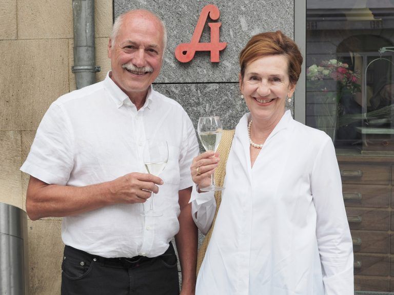 Der ehemalige Stadtapotheker Rudolf Pfeiffer mit Roswitha Hutz.