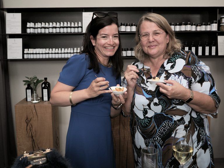 Dermatologin Birgit Moosbrugger und Dagmar Ganser.