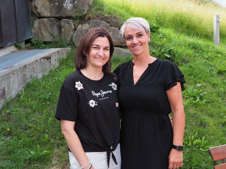 Unter den Festivalbesuchern: Margit Mair und Tanja Klocker.