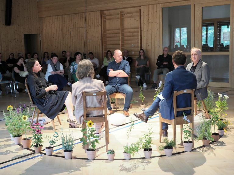 Moderator Jens Schröder mit Bettina Steindl, Angelika Simma-Wallinger, Peter Iwaniewicz und Stefan Forster.