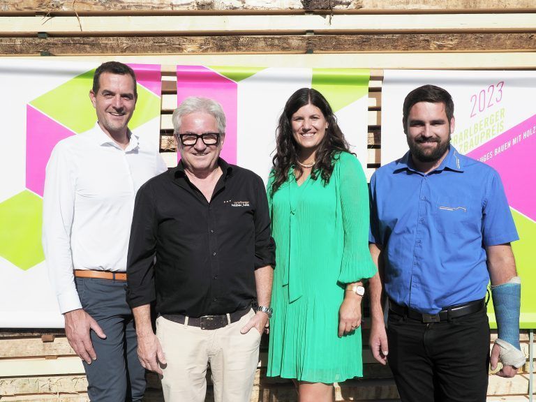 Obmann vorarlberger holzbau_kunst Werner Flatz, Geschäftsführer Matthias Ammann, Projektleiterin Christine Dünser und Obmann Stv. Thomas Heiseler vor der Verleihung. sie (6)