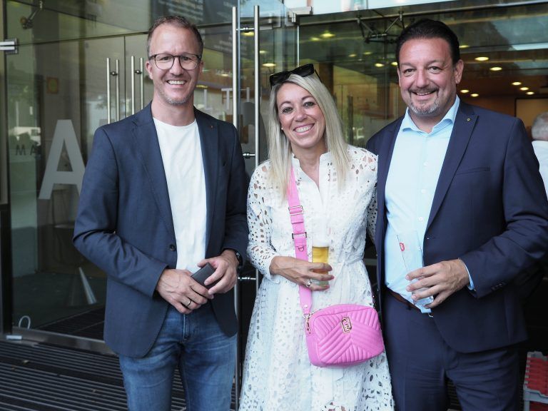 Landesrat Christian Gantner, Raiba Vorstand Manfred Miglar mit Carola.