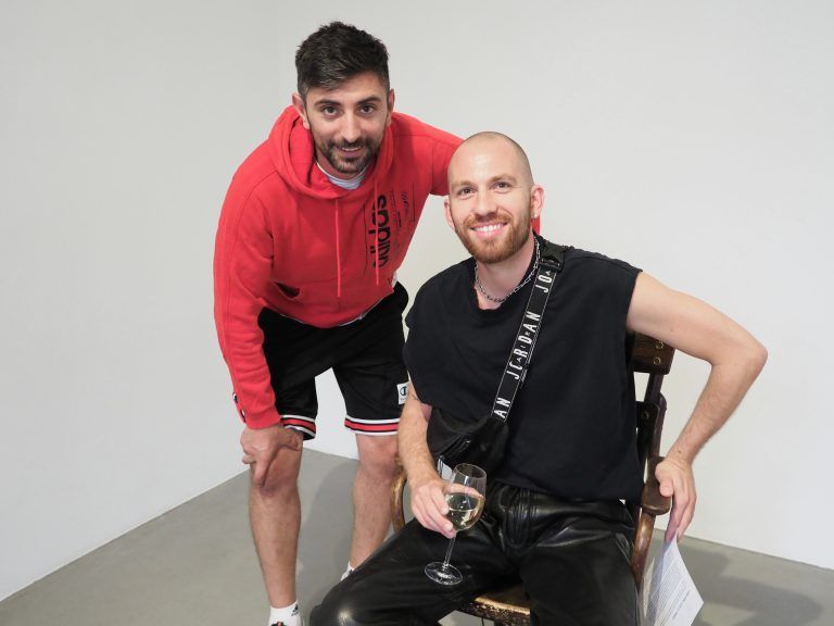 Andy Gheorghe und Maler Dominik Buder auf der Klanginstallation "Zwischen den Stühlen".