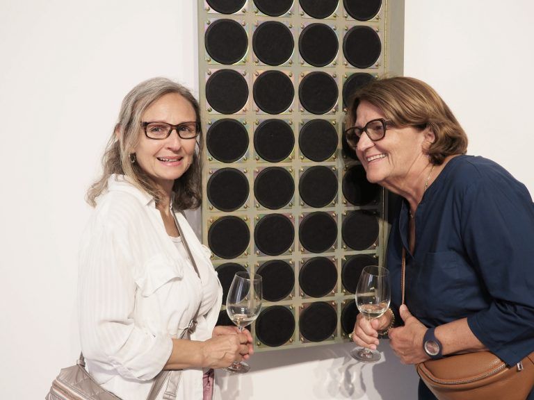 Rositta Huber und Monika Clemens beim Klangobjekt 