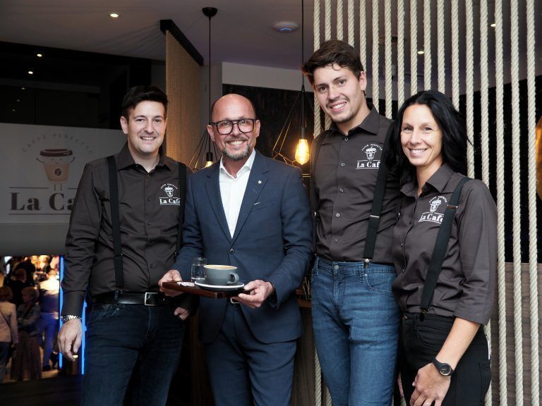 Die Jungunternehmer Claudio Errico und Manuel Vetter mit Bürgermeister Michael Ritsch und Mitarbeiterin Dunja Bösch bei der Café-Eröffnung. <span class="copyright">sigrid juen </span>