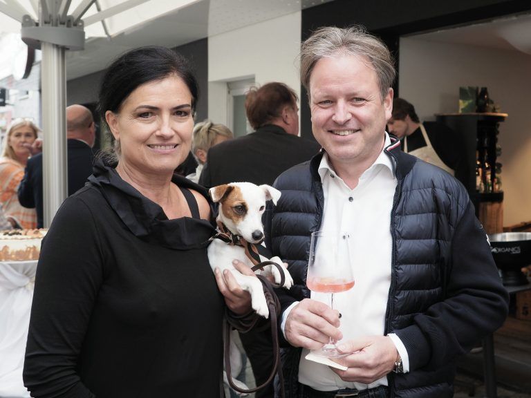 Cornelia Götze mit Qasha, Konditormeister Gerhard Götze.