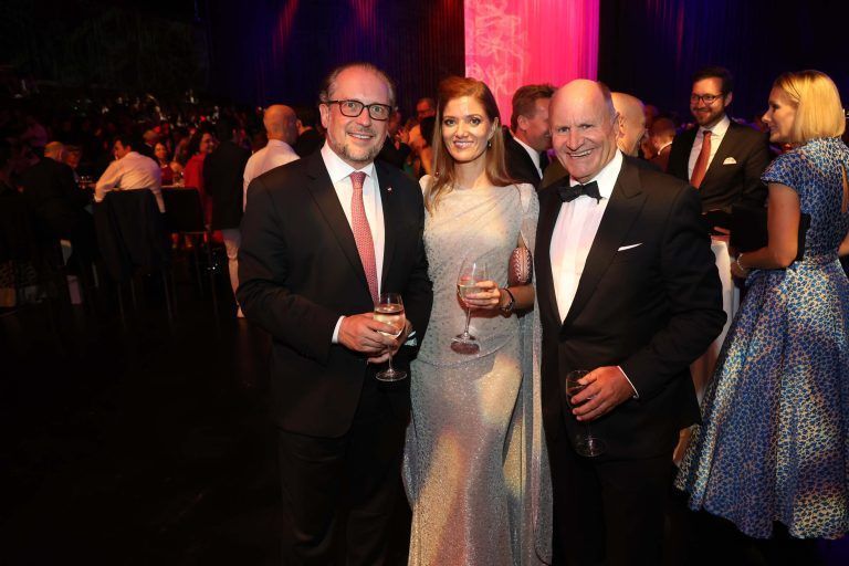 Außenminister Alexander Schallenberg (l.) sowie Festspiel-Präsident Hans-Peter Metzler und Kathrin Cometto.