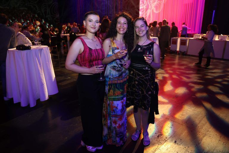 Hatten Grund zum Feiern: (v. l.) Emma Hernández (Maske) sowie Ludovica Filippello (Organisation) und Eva Schneider.