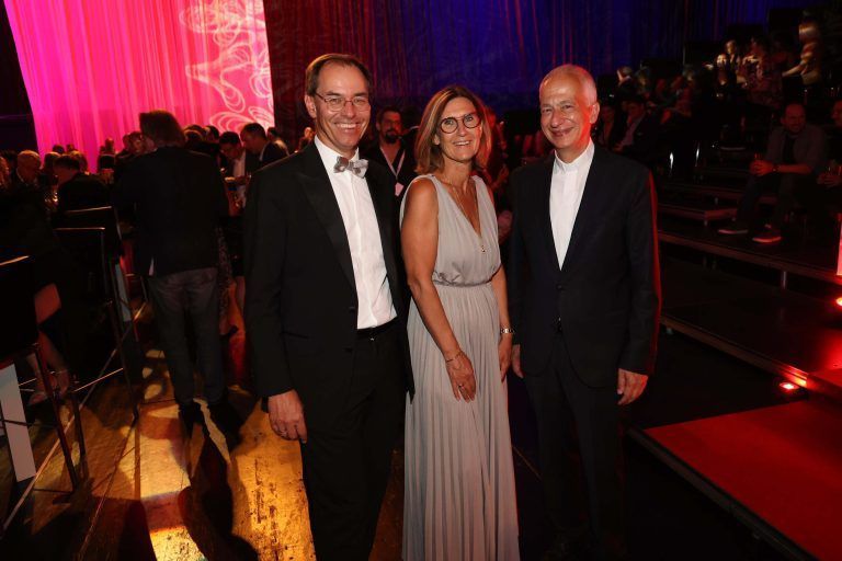 Wirtschaftstreuhänder Jürgen Reiner mit Birgit (l.) sowie Caritas-Präsident Michael Landau.