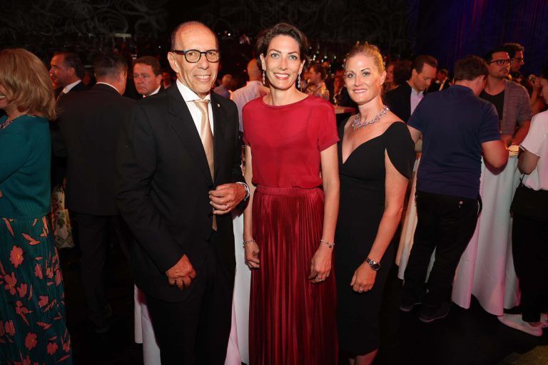 Stadtrat Michael Rauth (l.) sowie Abgeordnete Veronika Marte und Claudia Gschliefer.