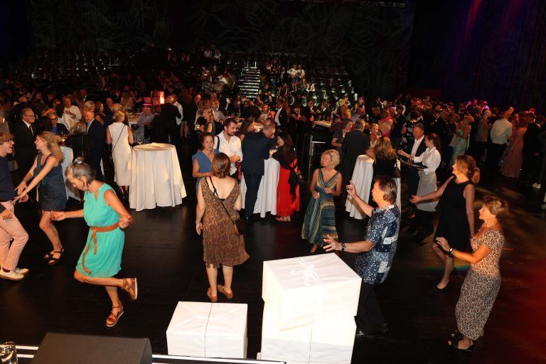 Ein Großteil der Künstler frequentierte begeistert die Tanzfläche.