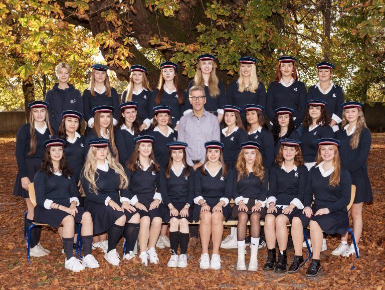 <strong>Sacré Coeur Riedenburg, Privatgymnasium:</strong> 1. Reihe (v. l.): Joelle Radosavljevic, Maria Kucera*, Katharina Mayer, Carmen Krajnc*, Violeta Moosbrugger, Larissa Ripfel*, Elleonora Subasic**, Isabella Miller**; 2. Reihe (v. l.): Katharina Walser**, Dilan Ugur, Dolunay Kurt*, Magdalena Baumann, Angelina Kathan, KV Mag. Stefan Riedmann, Valentina Fischer, Azra Aydin, Ilayda Kartopu, Sara Arabgarey, Magdalena Murtinger; 3. Reihe (v. l.): Arwen Moseley, Clara Schmeken, Isabelle Tement*, Ida Elisa Binder*, Paulina Wegener**, Roos Casteleijn*, Marielle Dünser*, Nele Damjanoski*.