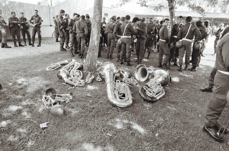 Rudolf Zündel, langjähriger Mitarbeiter und Fotograf der Vorarlberger Nachrichten, hatte bei offiziellen Anlässen immer auch einen Blick für Details am Rande des Geschehens. Hier die Militärmusik, die sich nach getaner Arbeit in den Schatten zurückgezogen hatte.
