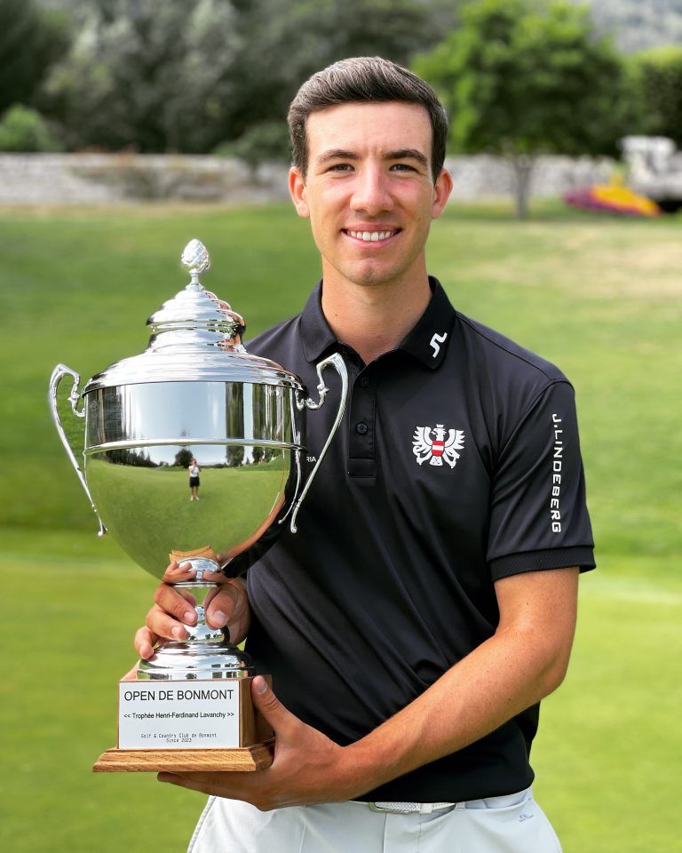 Voller Stolz präsentiert Michael Rauscher den Siegerpokal.VN