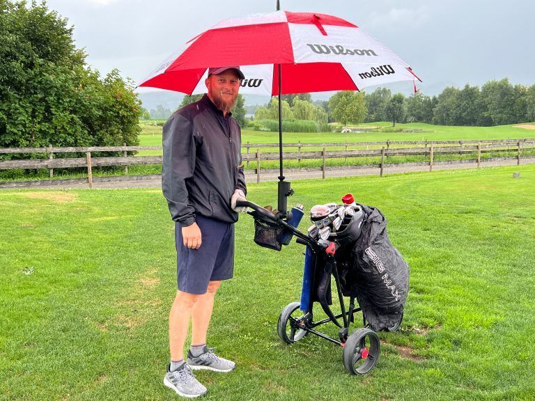 Rene Peter schwang den Golfschläger auch bei Regenwetter.