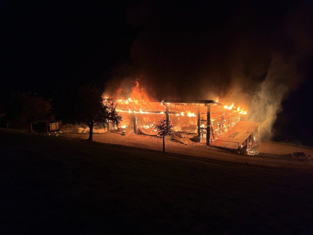Großbrand vernichtet freistehende Scheune am Linkolnsberg