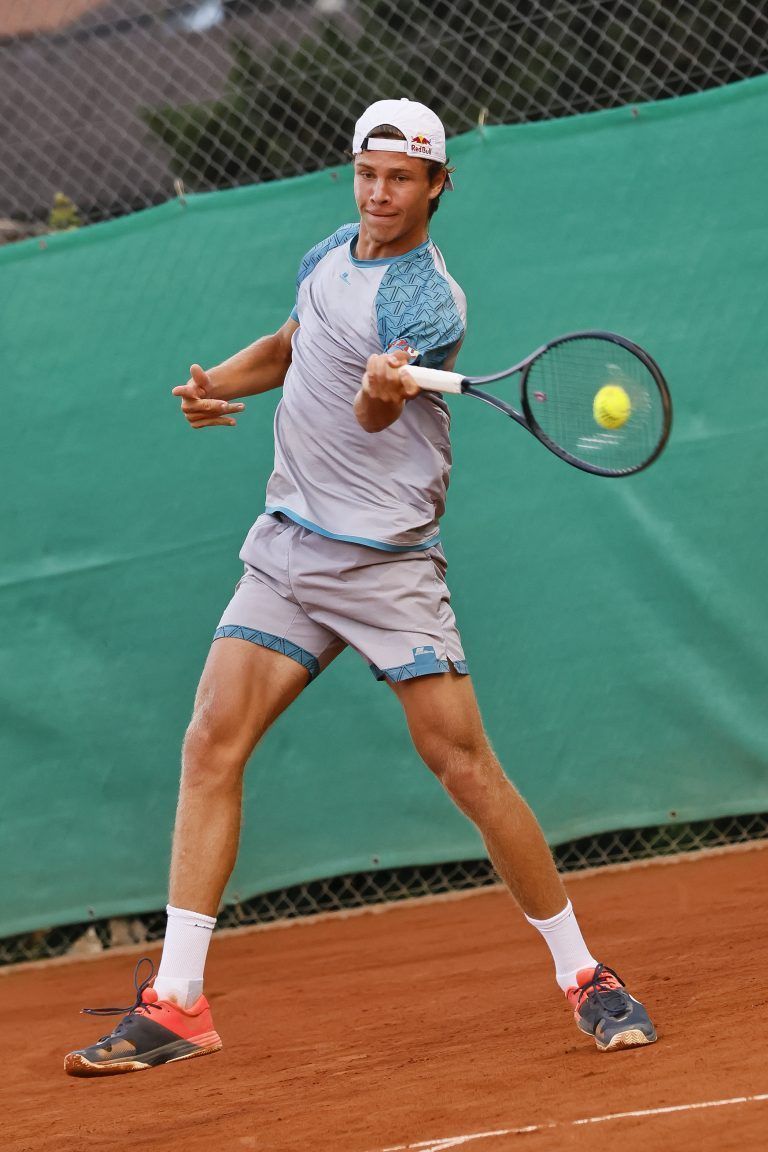 Im Achtelfinale setzte sich Joel Schwärzler gegen Atakan Karahan aus der Türkei nach über zwei Stunden mit 7:6, 3:6 und 6:4 durch. <span class="copyright">Tennis Klosters</span>