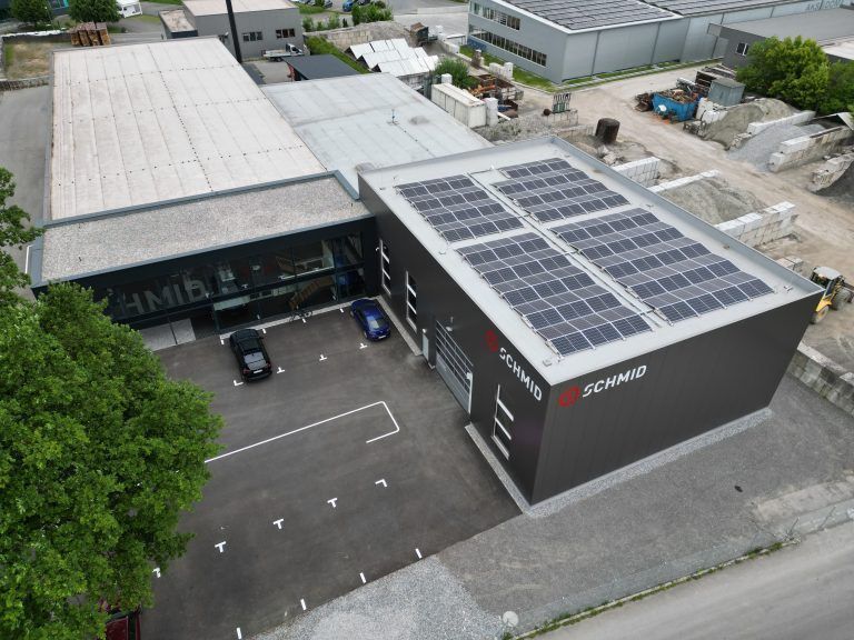 In Satteins wurden bestehende Hallen adaptiert sowie eine neue Verwaltung und eine neue Montagehalle gebaut. sme