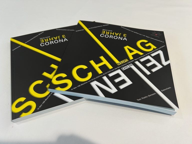 Schlagzeile über Schlagzeile gesammelt in einem Buch.