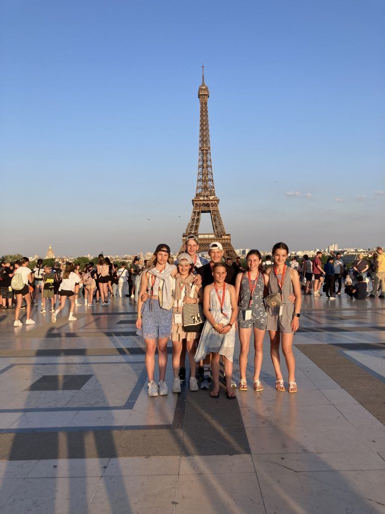 Sightseeing in Paris - hier vor dem Eiffelturm.