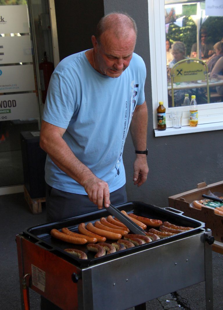 Peter Kühn, Leiter der Werkstatt Ecopark Hörbranz, machte am Grill eine gute Figur.