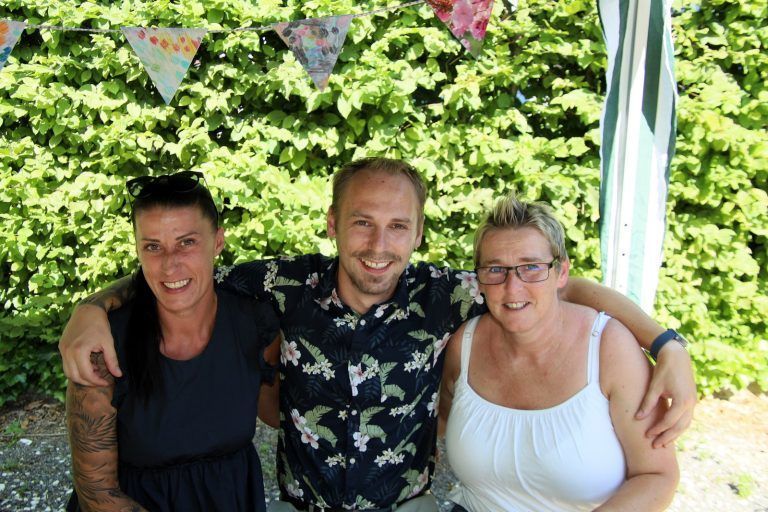 Mitarbeiter Rene mit Freundin und Mama genossen den stimmungsvollen Abend.