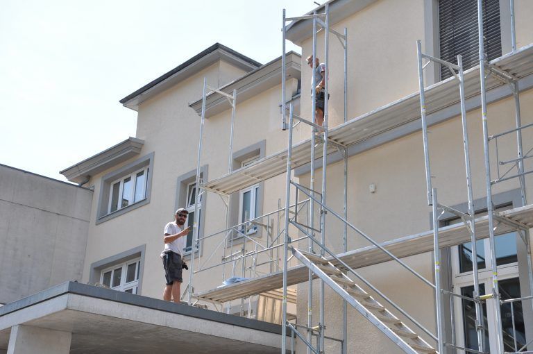 Im sozialpädagogischen Zentrum wird am Dach gearbeitet. Das undichte, in die Jahre gekommene Dach wird saniert, der Gerüstaufbau ist bereits erfolgt. Stadt Bludenz