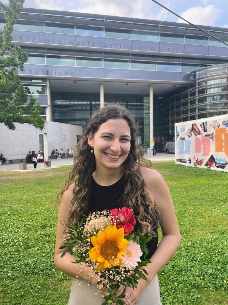 Die Gratulanten stehen Schlange: Sophia nach der konstituierenden Sitzung, bei der sie zur neuen Vorsitzenden gewählt wurde. <span style="color: rgba(111, 111, 111, var(--tw-text-opacity)); font-size: 0.75rem; text-transform: uppercase;"> <span class="copyright">Sophia Neßler</span></span>