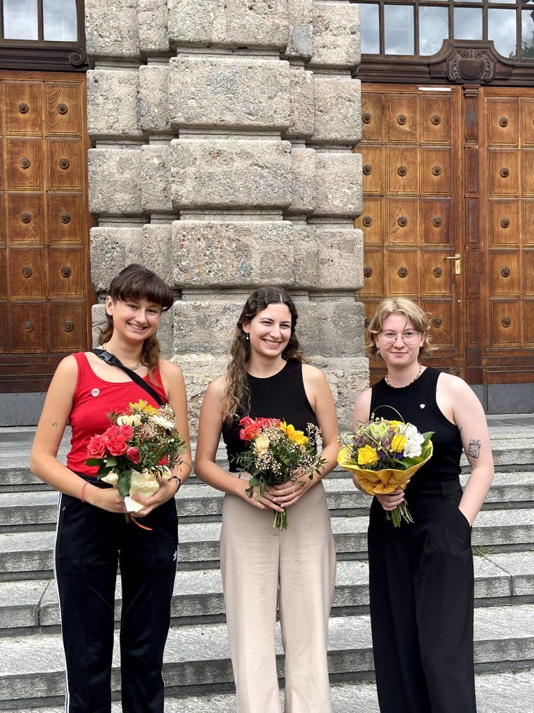 Das neue Vorsitzteam der ÖH Innsbruck: Lola Fürst (l.), Sophia Neßler (Mitte) und Hannah Gratl (r.) nach der Wahl zur neuen Studienvertretung. <span class="copyright">Sophia Neßler </span>