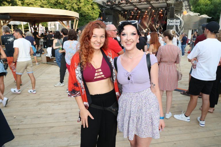 Die Besucherinnen Johanna Bennhofer und Lisa Oberholzer.