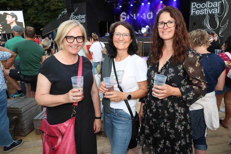 Die Besucherinnen Johanna Bennhofer und Lisa Oberholzer.
