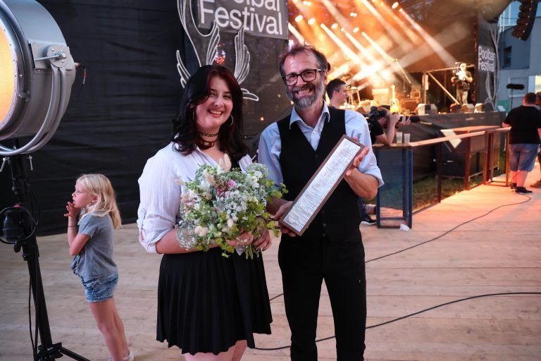 Newcomerin Vanja Simsic mit Juror Josef Winkler.