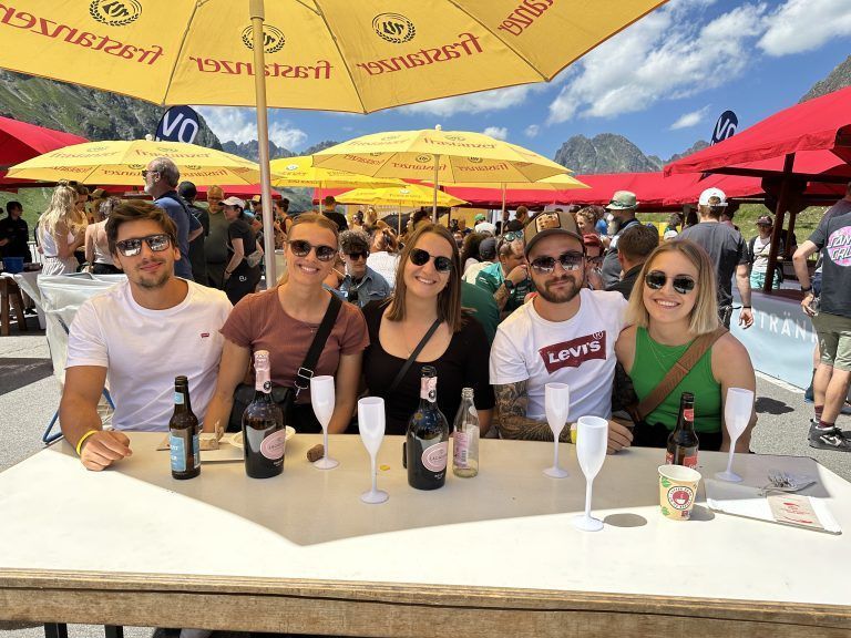 Viel Spaß beim höchsten Streetfoodmarkt hatte diese fröhliche Runde. <span class="copyright">Saskia Heel</span>