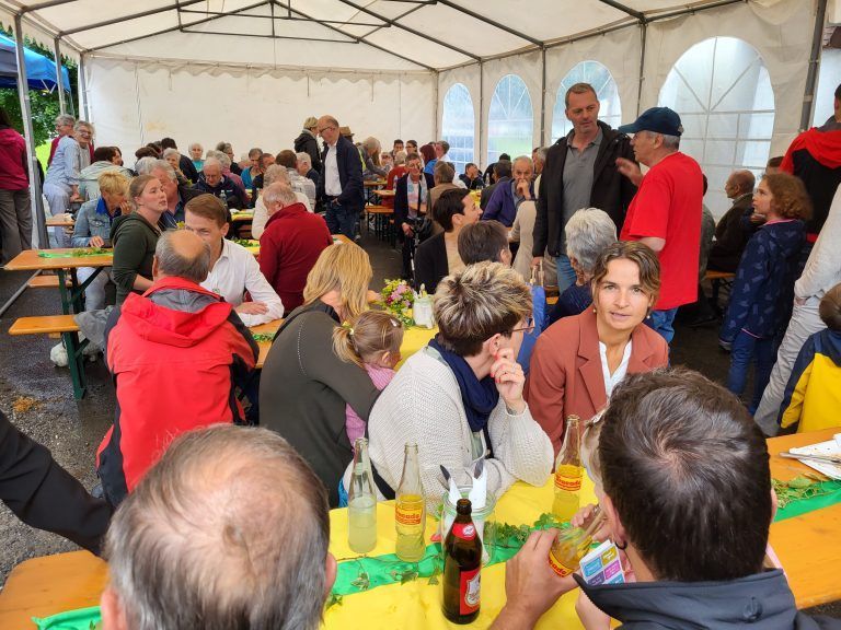 Zahlreiche Besucher kamen beim Frühschoppen im Festzelt zusammen.