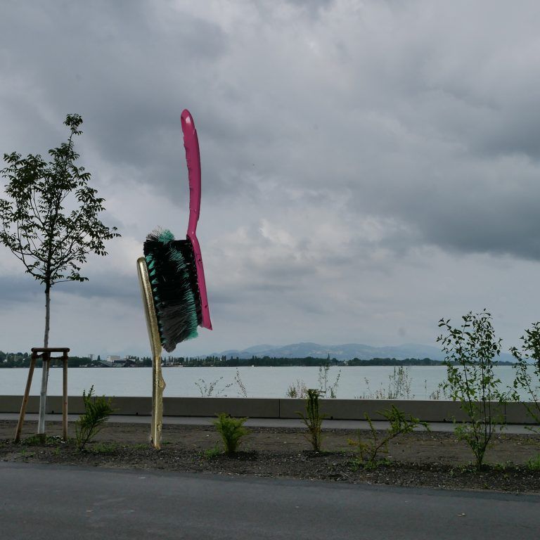 Spätestens nächstes Jahr wird die Installation (als Fotomontage) in der Nationalgalerie in Skopje präsentiert.
