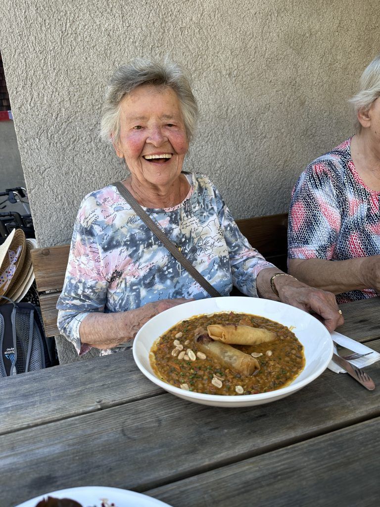 Trudi Wachter ist von dem hervorragenden Essen begeistert.